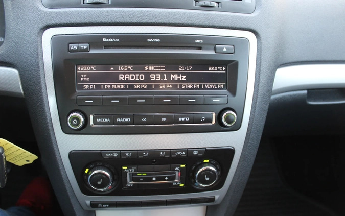Skoda Octavia cena 28900 przebieg: 205186, rok produkcji 2011 z Kuźnia Raciborska małe 301